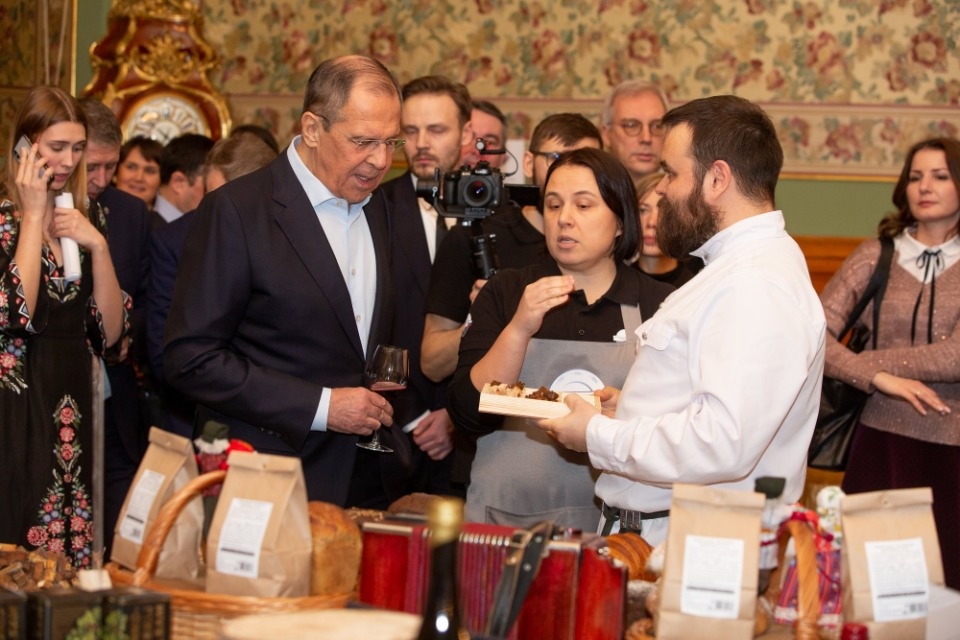 Сергей Лавров и иностранные журналисты попробовали псковские цукаты