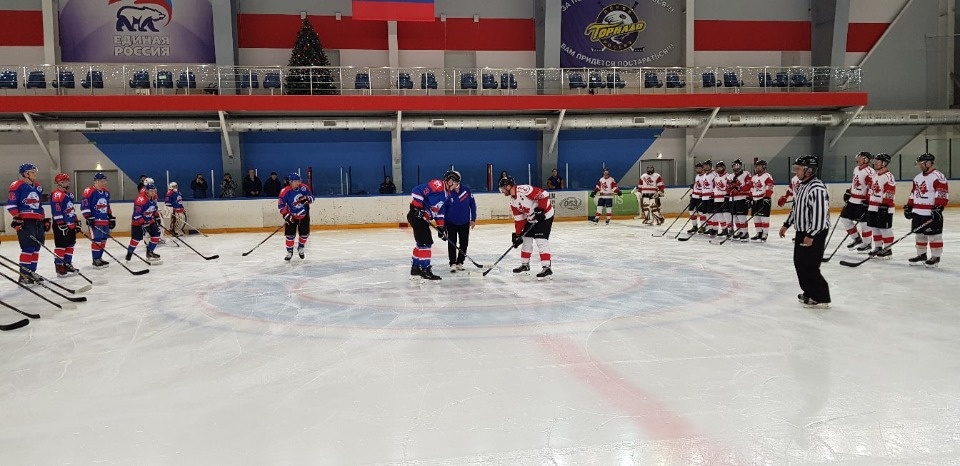 В Ледовом дворце скрестили клюшки «Скрюэнболт» из канадского Калгари и псковская дружина «Торнадо»