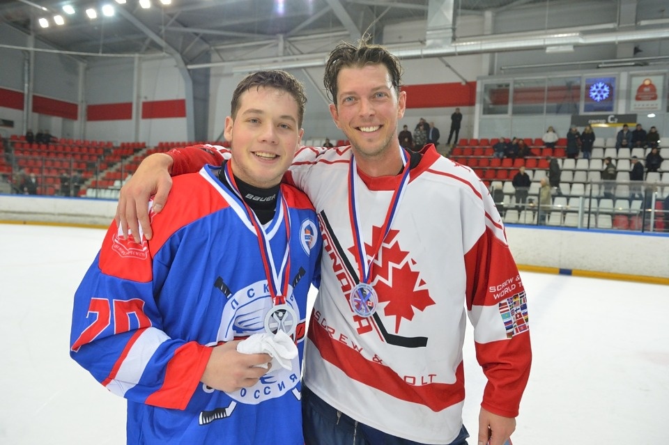 В Ледовом дворце скрестили клюшки «Скрюэнболт» из канадского Калгари и псковская дружина «Торнадо»