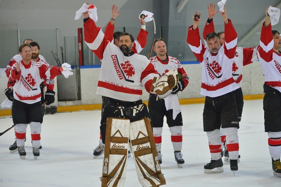 В Ледовом дворце скрестили клюшки «Скрюэнболт» из канадского Калгари и псковская дружина «Торнадо»