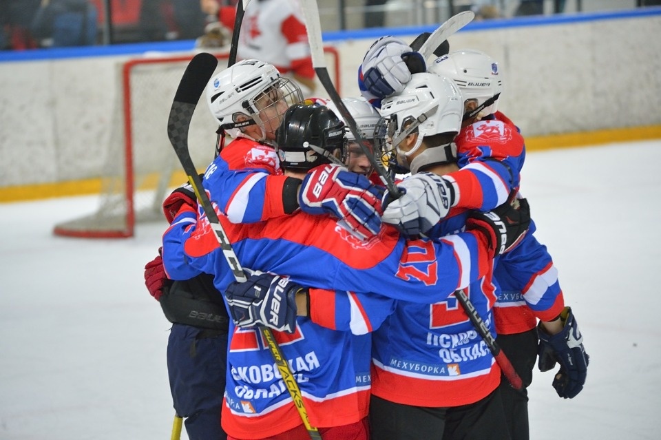 В Ледовом дворце скрестили клюшки «Скрюэнболт» из канадского Калгари и псковская дружина «Торнадо»