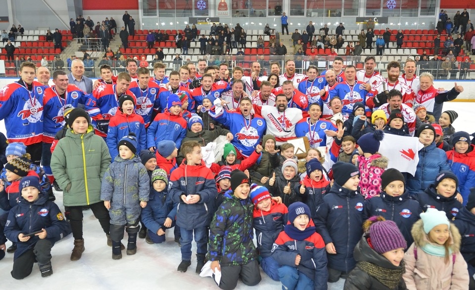 В Ледовом дворце скрестили клюшки «Скрюэнболт» из канадского Калгари и псковская дружина «Торнадо»