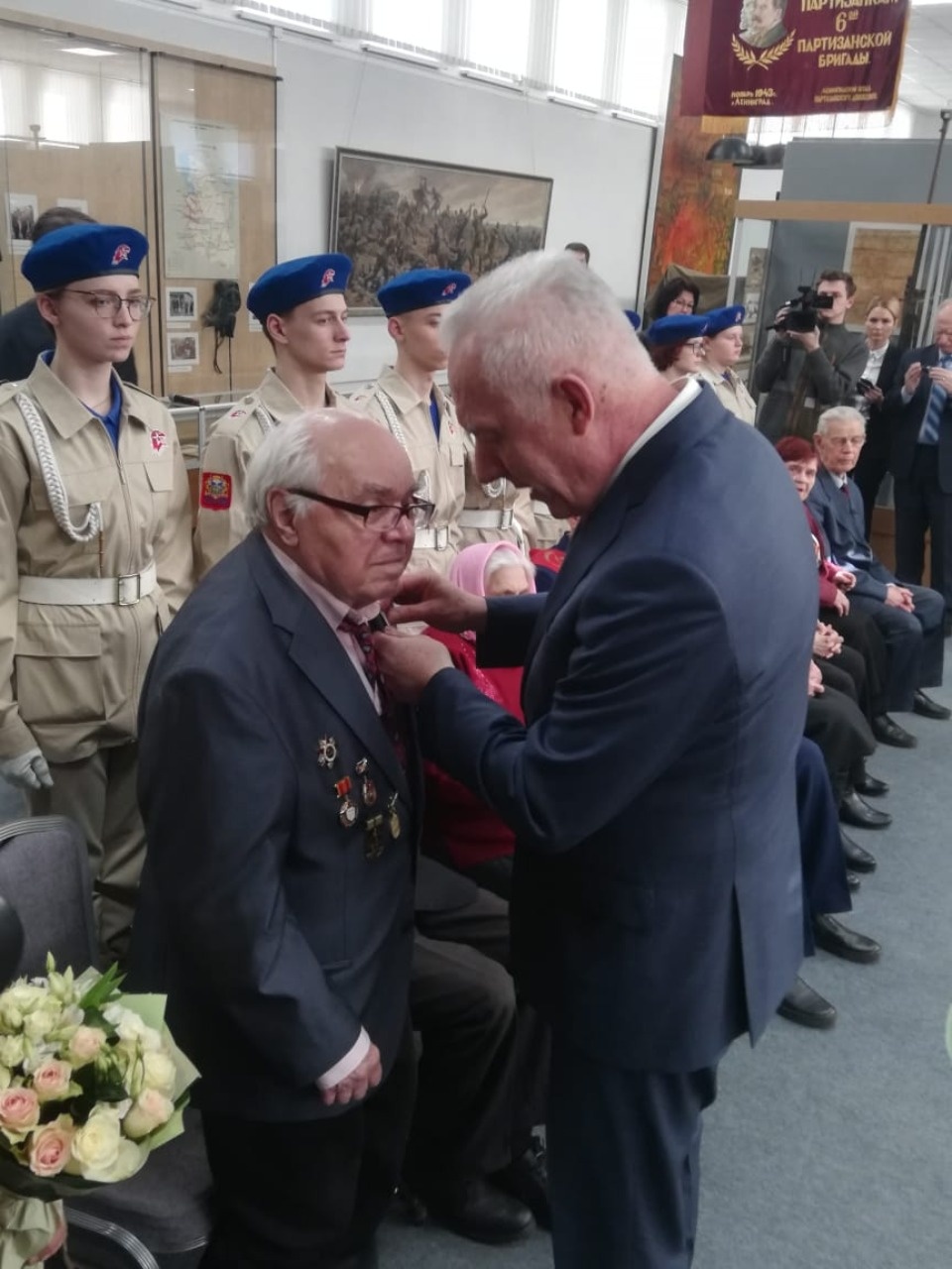 Александр Гуцан вручил псковским ветеранам медали в честь 75-летия Победы