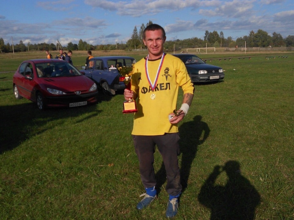 Друзья и родные насмерть сбитого под Псковом мужчины не верят показаниям свидетеля