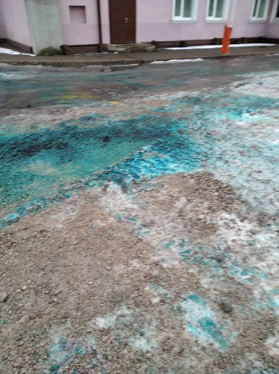 «Кусочек Бали»: псковичей удивил лед голубого цвета на улице Красных Партизан