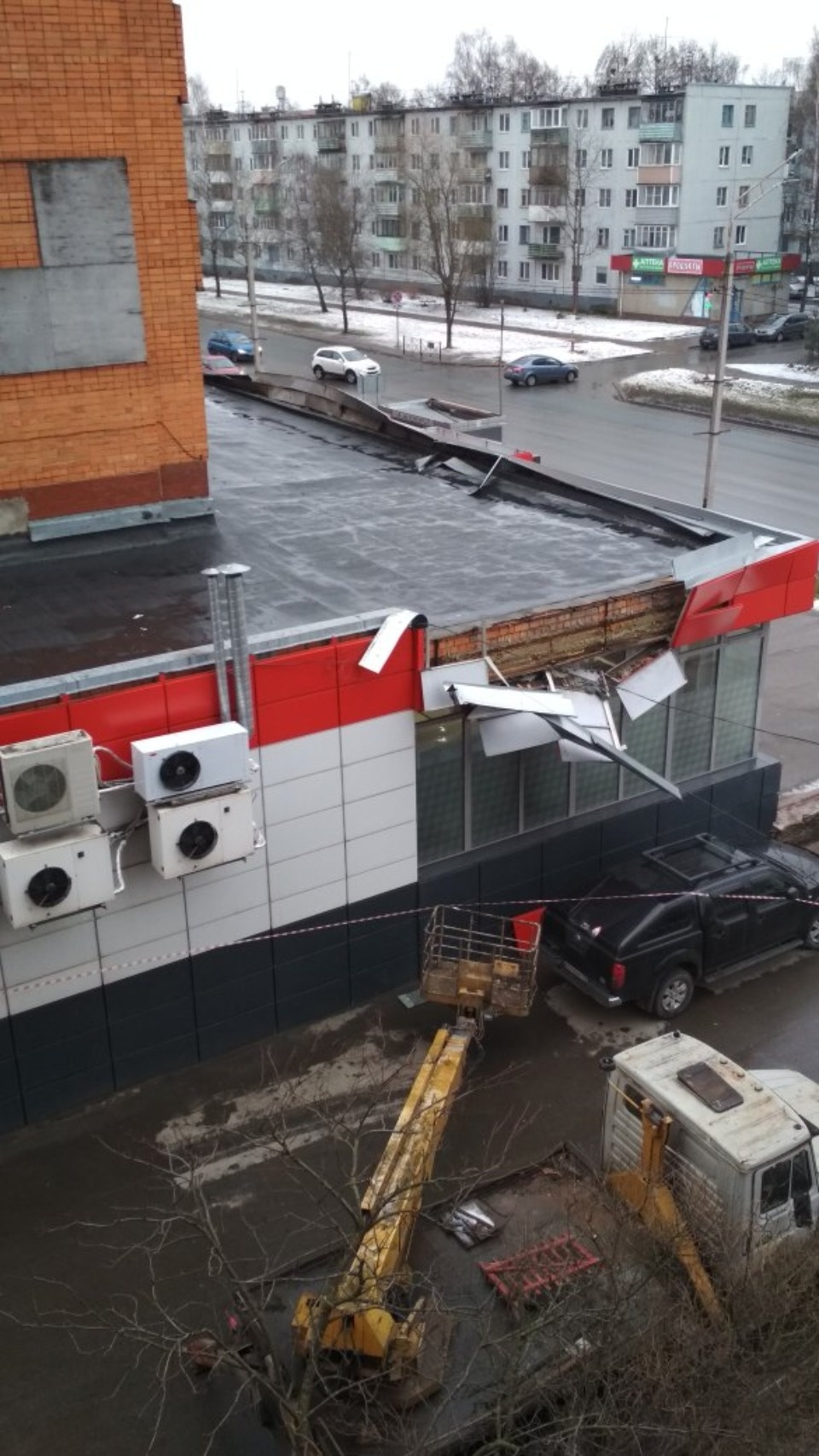 Ветер сорвал часть облицовки фасада со здания сетевого магазина в Пскове