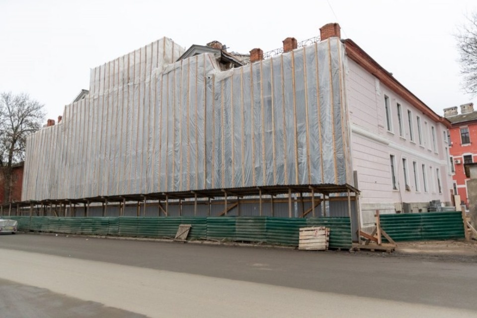 В псковской музыкальной школе №1  завершается восстановление лепных декоративных элементов в залах