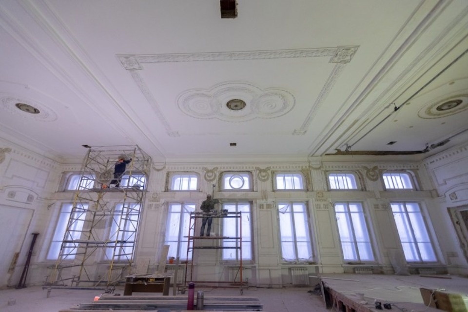 В псковской музыкальной школе №1  завершается восстановление лепных декоративных элементов в залах