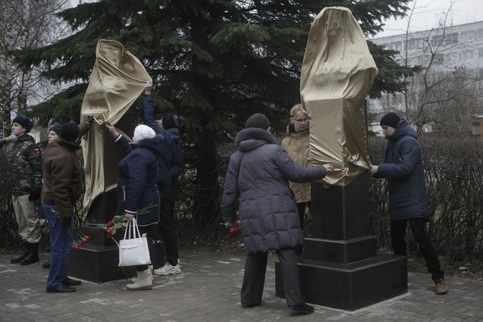 На Аллее Победы в Пскове установили бюсты десантников 6-й роты