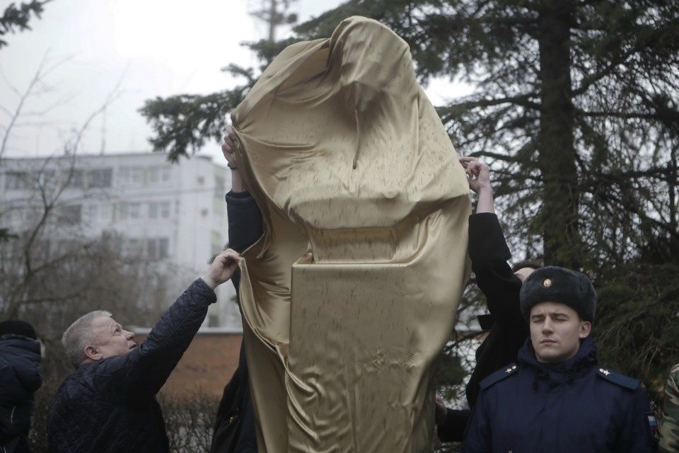 На Аллее Победы в Пскове установили бюсты десантников 6-й роты