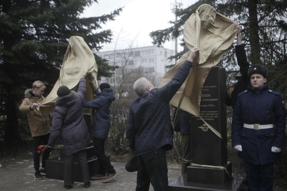 На Аллее Победы в Пскове установили бюсты десантников 6-й роты