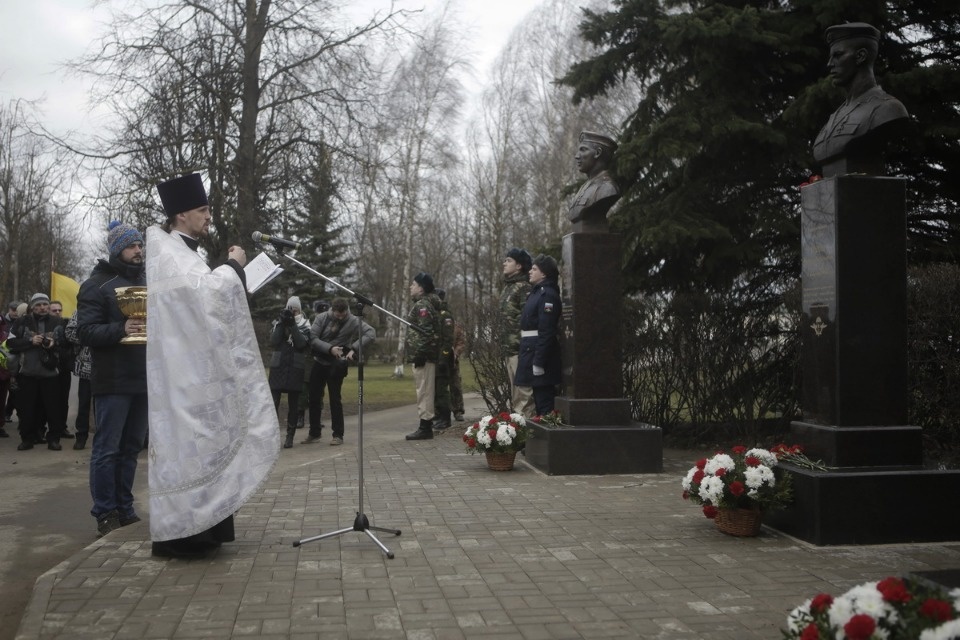 На Аллее Победы в Пскове установили бюсты десантников 6-й роты