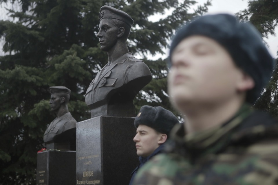 На Аллее Победы в Пскове установили бюсты десантников 6-й роты