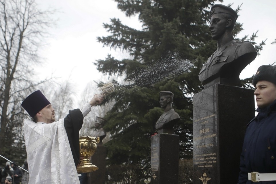 На Аллее Победы в Пскове установили бюсты десантников 6-й роты