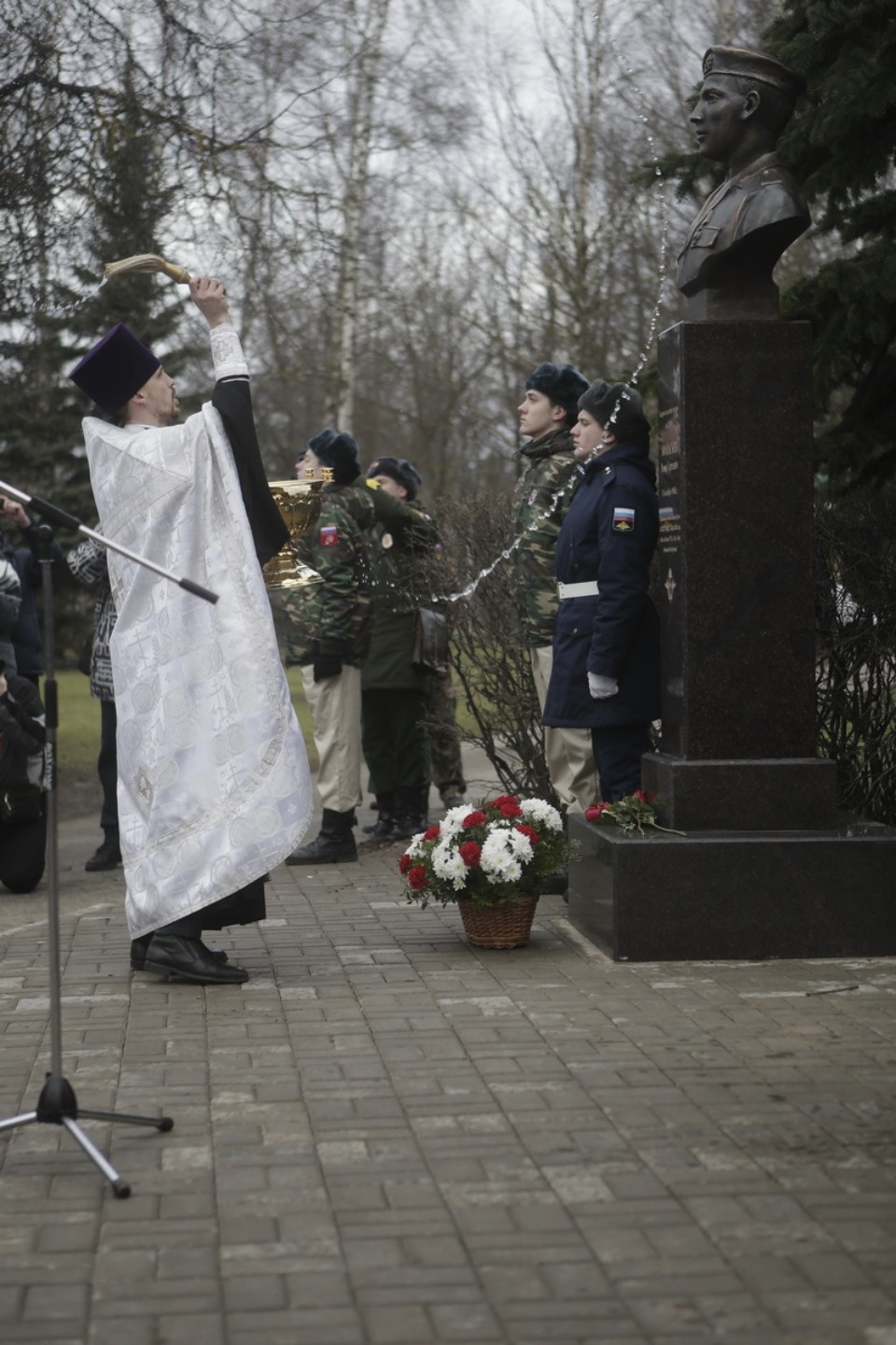 На Аллее Победы в Пскове установили бюсты десантников 6-й роты