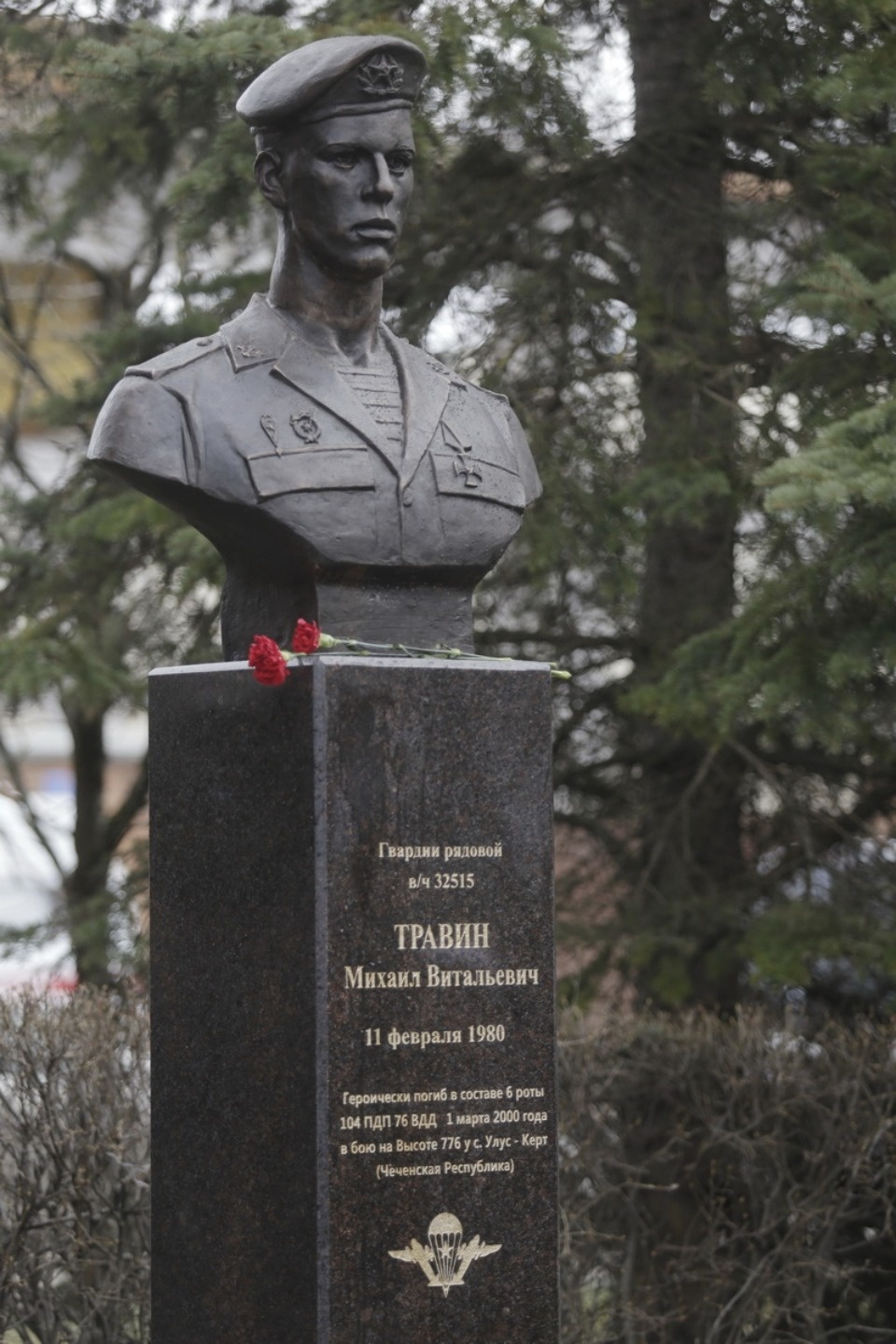 На Аллее Победы в Пскове установили бюсты десантников 6-й роты