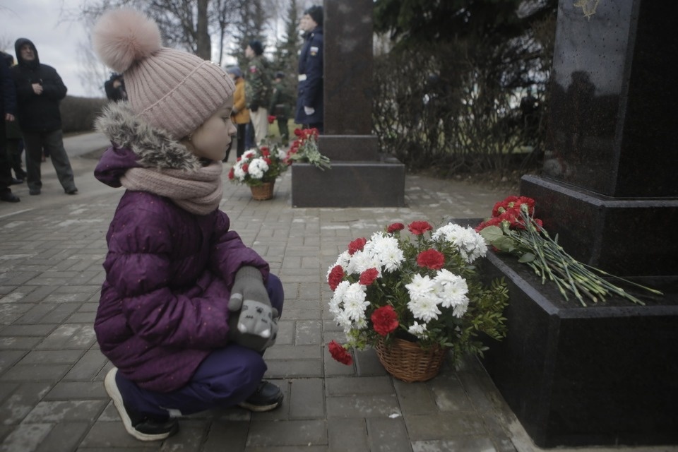 На Аллее Победы в Пскове установили бюсты десантников 6-й роты