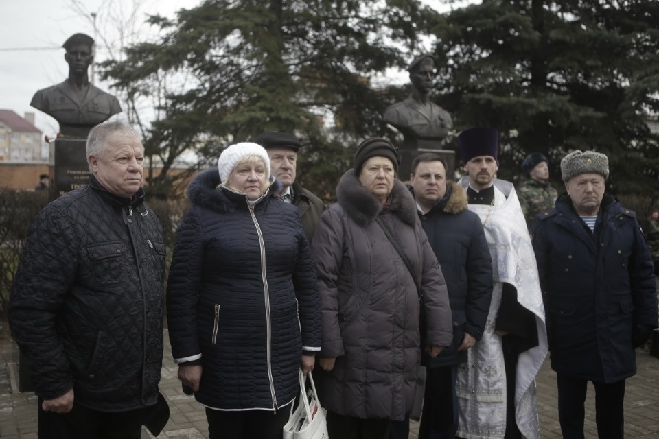 На Аллее Победы в Пскове установили бюсты десантников 6-й роты