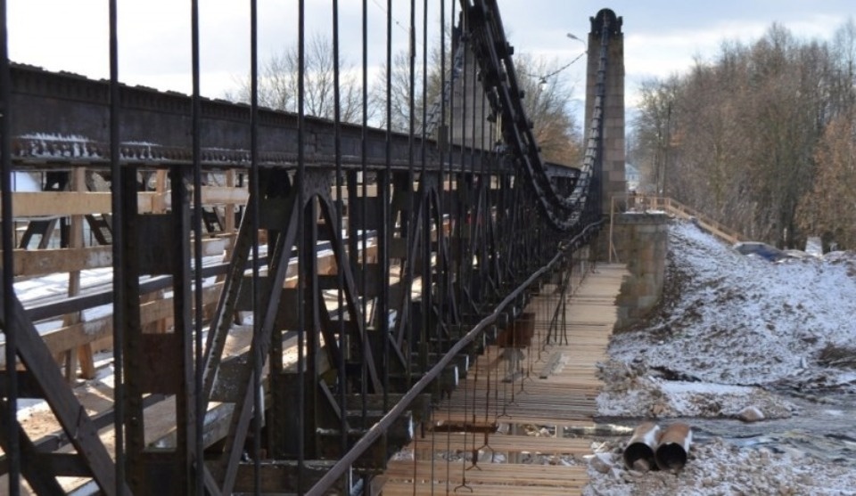 Подрядчик подготовил цепные мосты в Острове к капитальному ремонту
