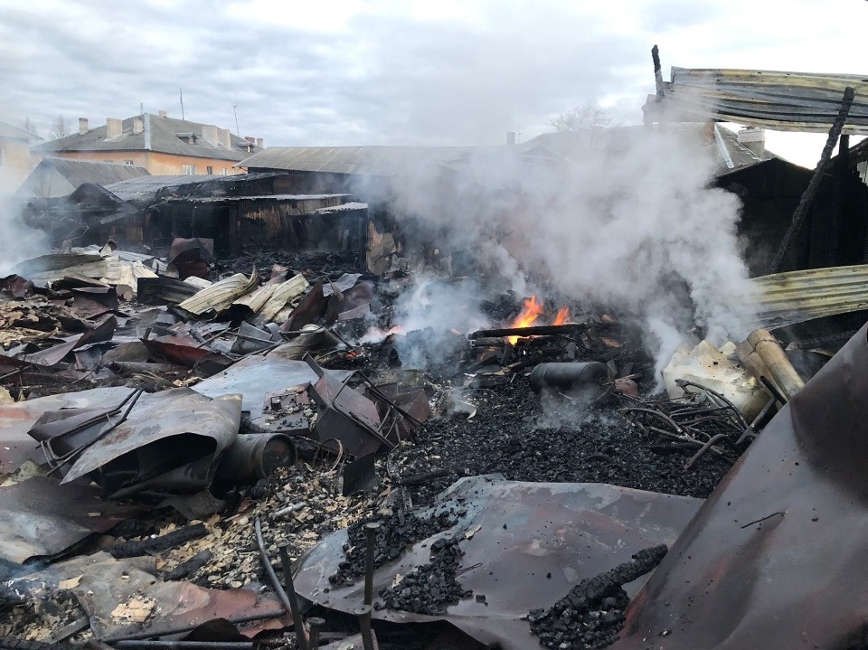 В сараях в Невеле сгорели дрова и пара газовых баллонов