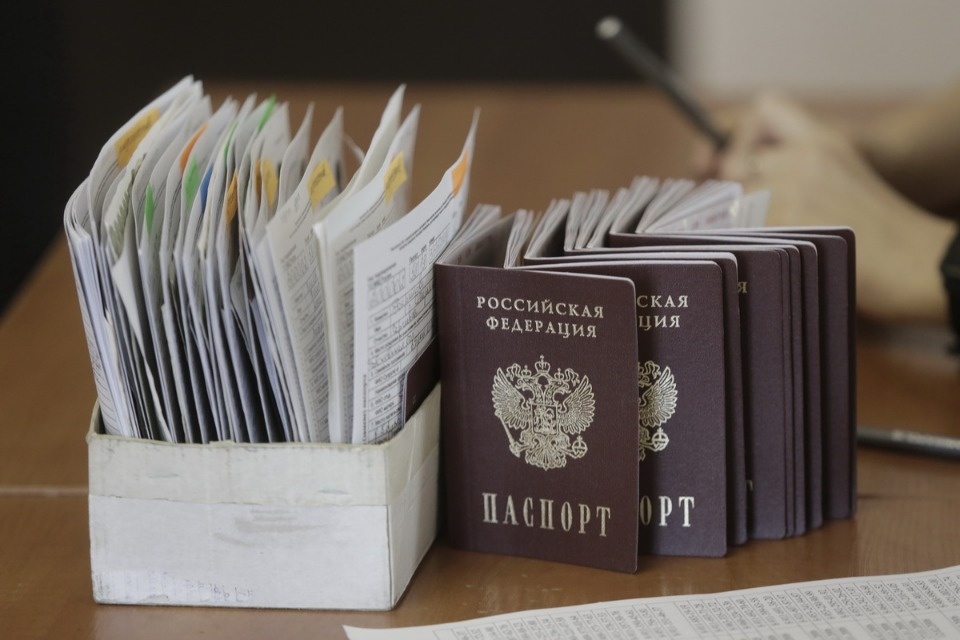 Церемония вручения новых паспортов молодым псковичам Церемония вручения новых паспортов молодым псковичам