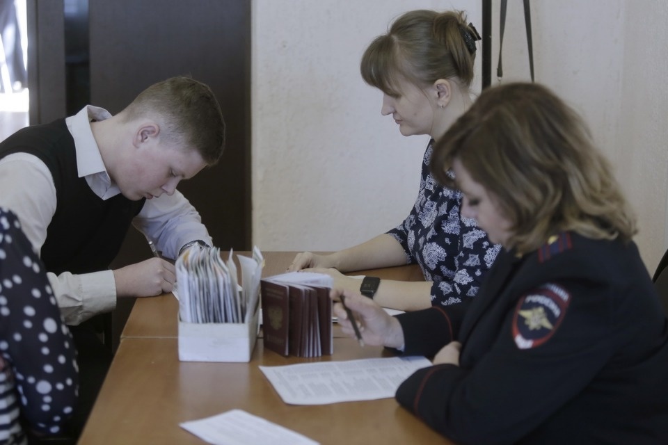 Церемония вручения новых паспортов молодым псковичам Церемония вручения новых паспортов молодым псковичам