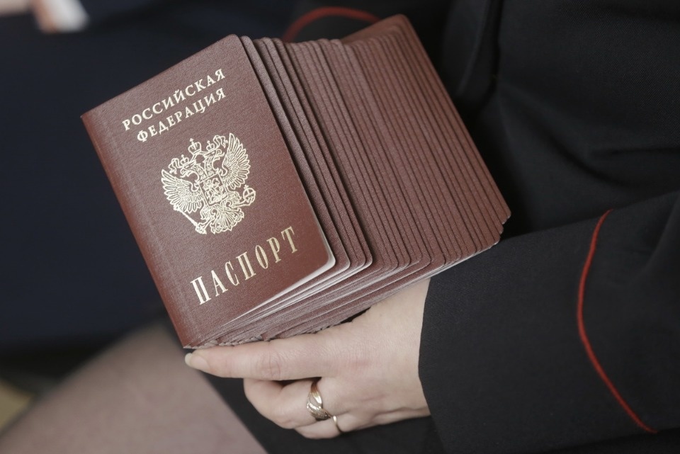 Церемония вручения новых паспортов молодым псковичам Церемония вручения новых паспортов молодым псковичам