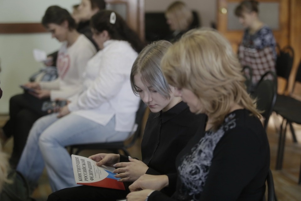 Церемония вручения новых паспортов молодым псковичам Церемония вручения новых паспортов молодым псковичам