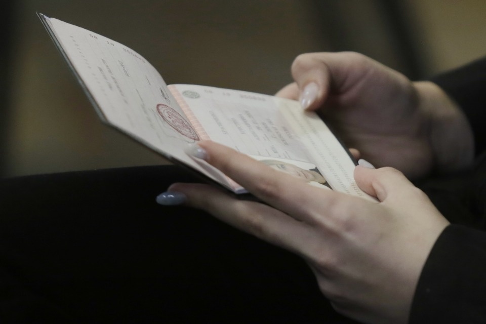 Церемония вручения новых паспортов молодым псковичам Церемония вручения новых паспортов молодым псковичам