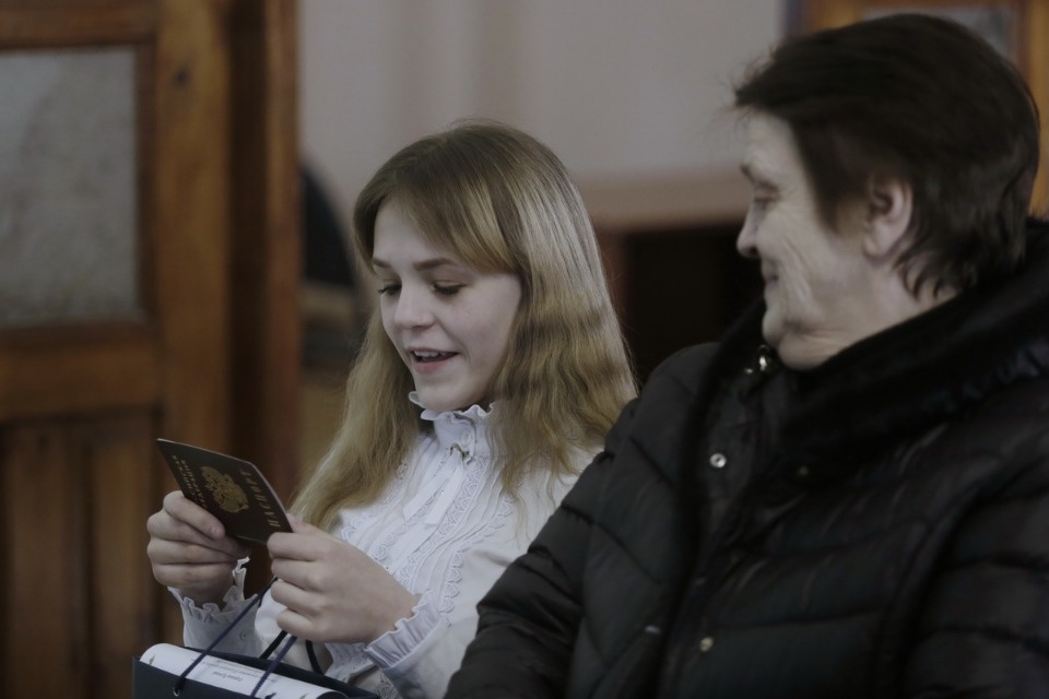 Церемония вручения новых паспортов молодым псковичам Церемония вручения новых паспортов молодым псковичам