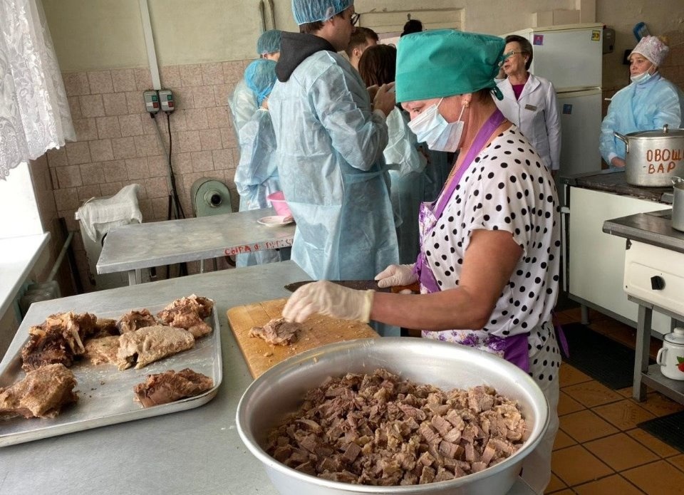 Главврач Островской больницы извинилась за червей в супе