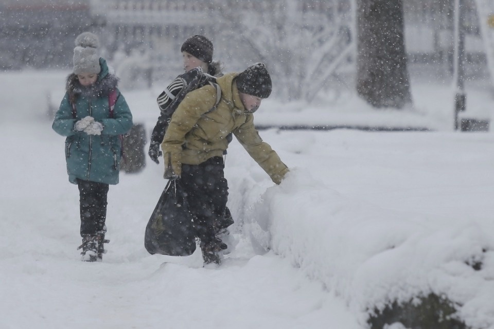 «Псковская правда» опубликовала фоторепортаж о реакции псковичей на снег в конце зимы