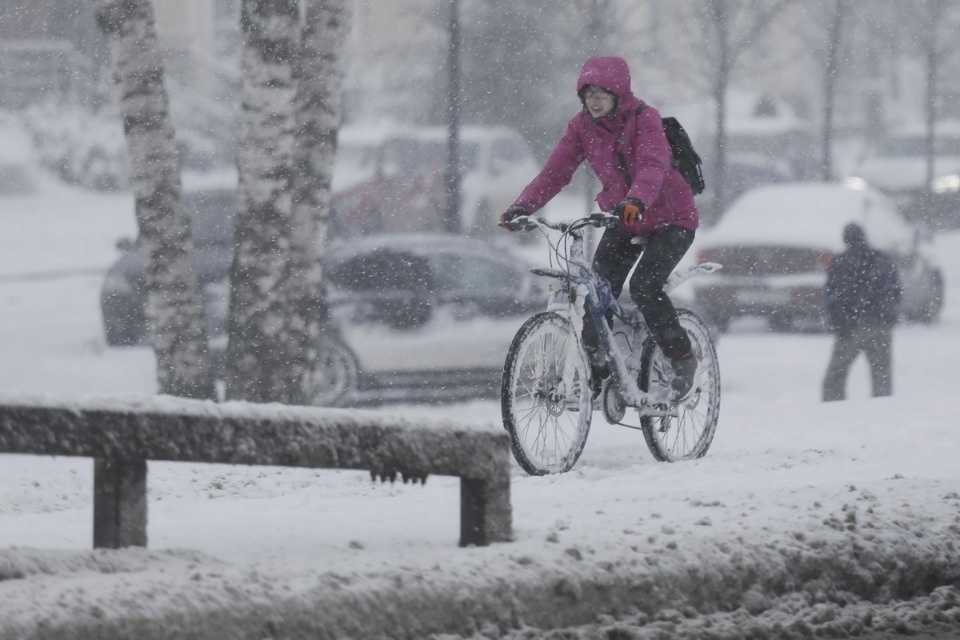 «Псковская правда» опубликовала фоторепортаж о реакции псковичей на снег в конце зимы