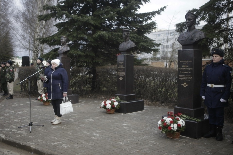 В Великих Луках открыли бюст десантнику 6-й роты Сергею Шикову