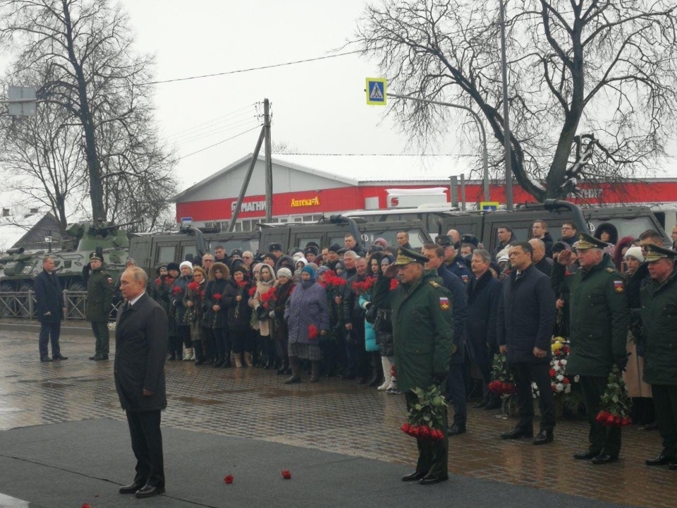 Президент России Владимир Путин возложил цветы к памятнику псковским десантникам