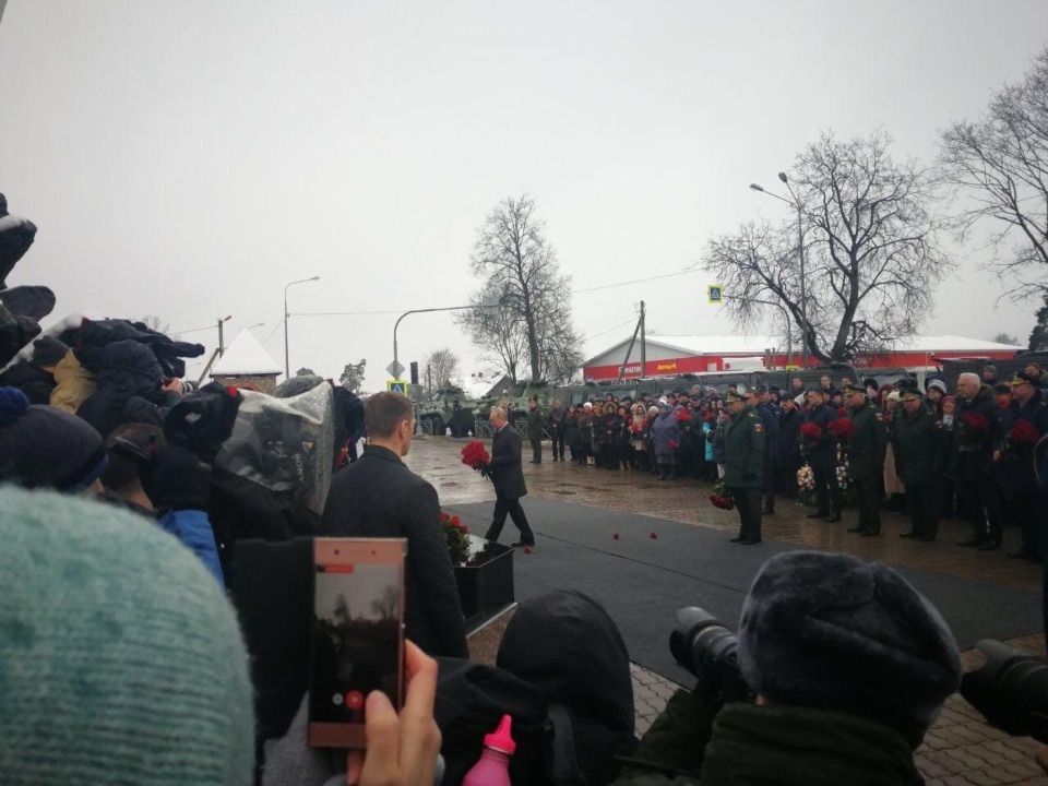 Президент России Владимир Путин возложил цветы к памятнику псковским десантникам