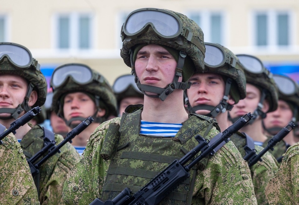 В Пскове с участием президента Путина почтили память бойцов шестой роты