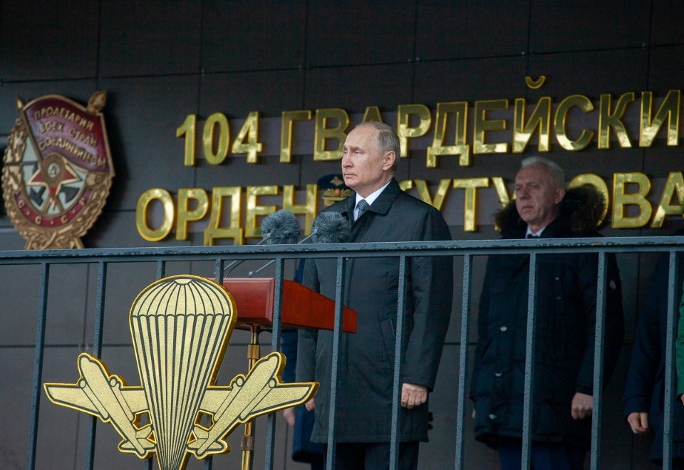 В Пскове с участием президента Путина почтили память бойцов шестой роты