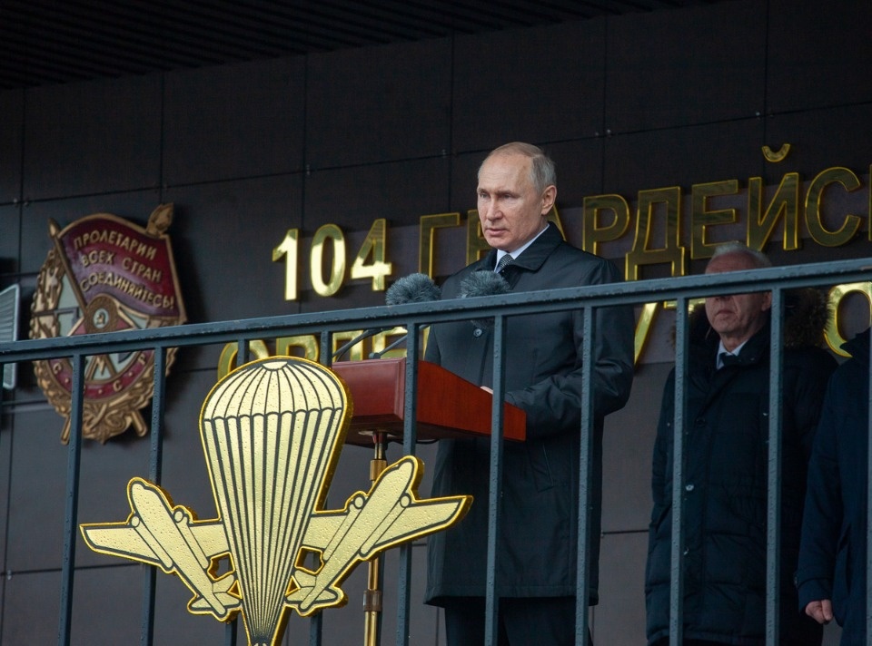 В Пскове с участием президента Путина почтили память бойцов шестой роты