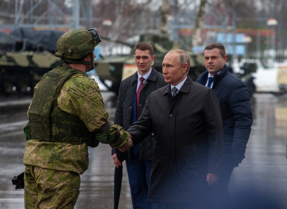 В Пскове с участием президента Путина почтили память бойцов шестой роты