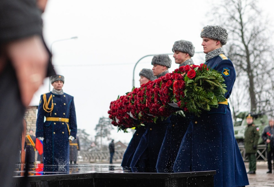В Пскове с участием президента Путина почтили память бойцов шестой роты