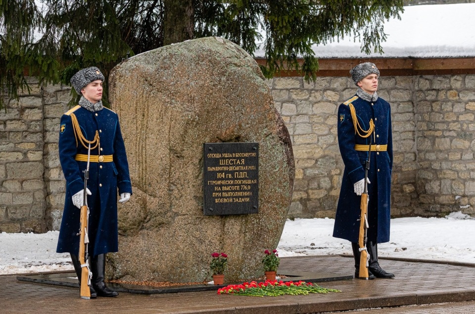 В Пскове с участием президента Путина почтили память бойцов шестой роты