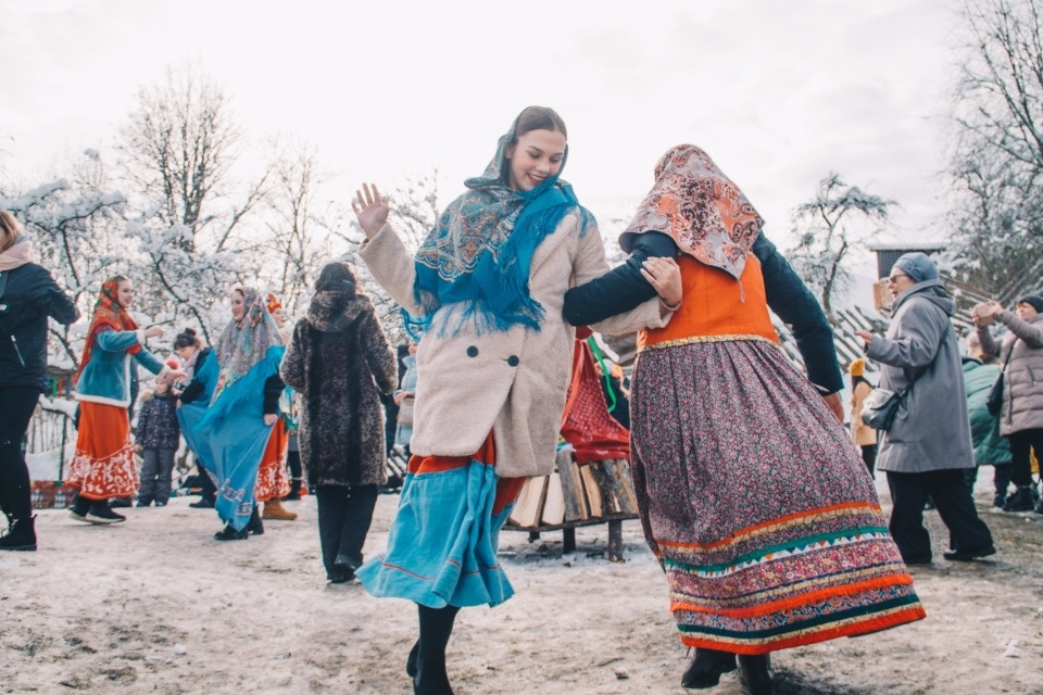  Изборск отмечал Масленицу с балалайками, плясками и мешком муки (ФОТО)
