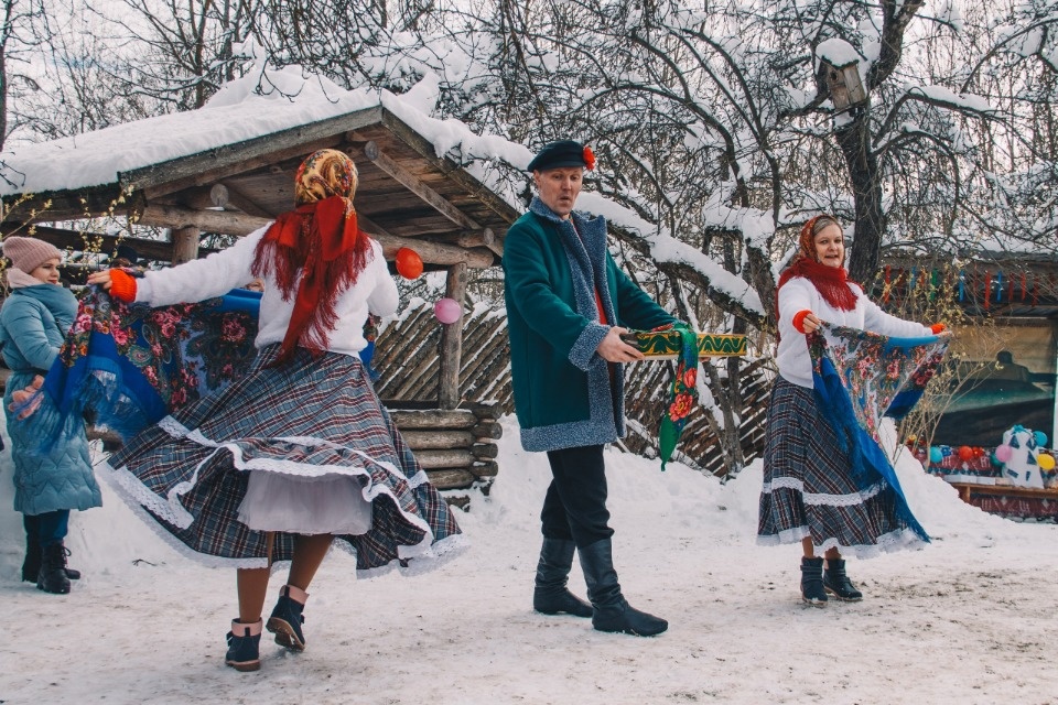  Изборск отмечал Масленицу с балалайками, плясками и мешком муки (ФОТО)