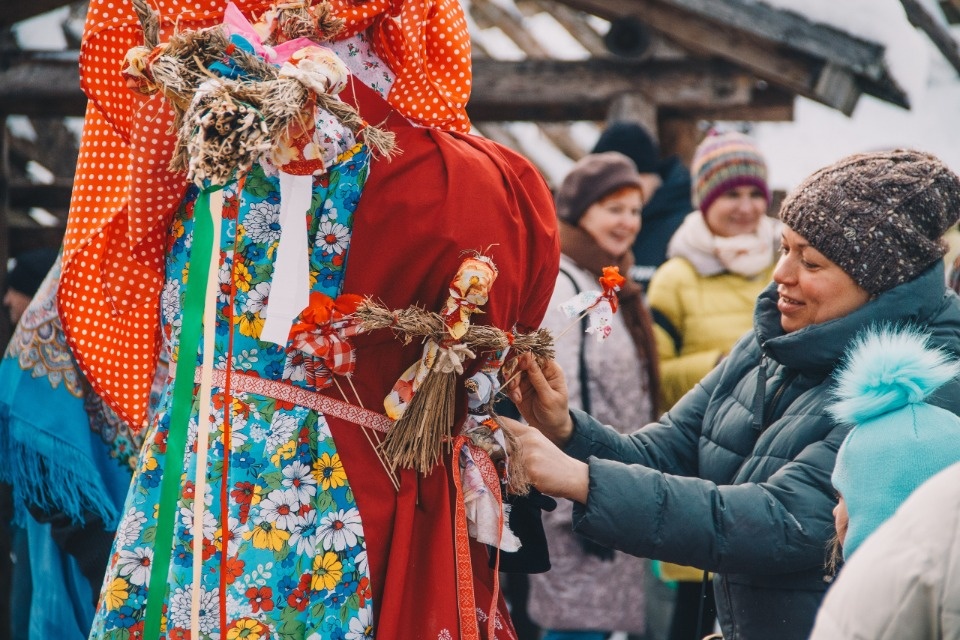  Изборск отмечал Масленицу с балалайками, плясками и мешком муки (ФОТО)