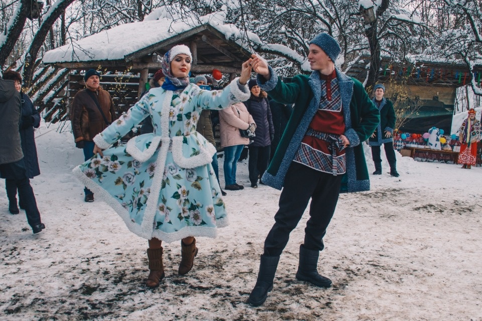  Изборск отмечал Масленицу с балалайками, плясками и мешком муки (ФОТО)
