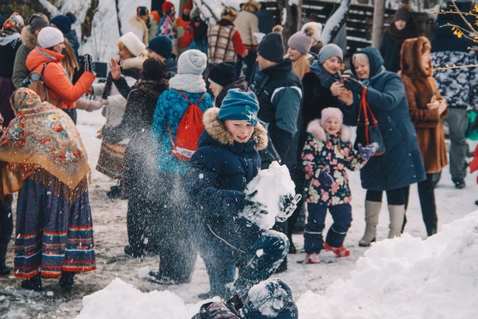  Изборск отмечал Масленицу с балалайками, плясками и мешком муки (ФОТО)