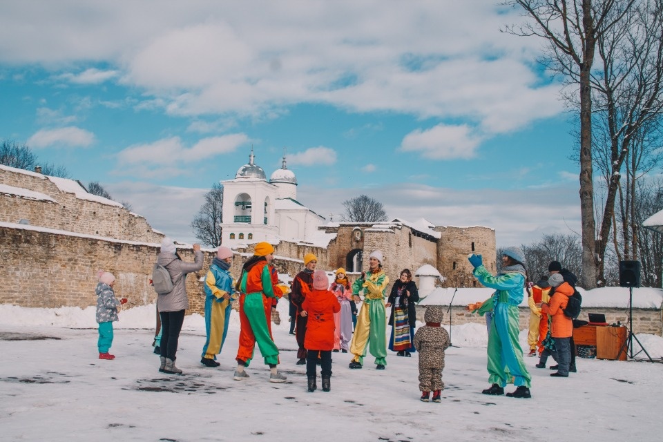  Изборск отмечал Масленицу с балалайками, плясками и мешком муки (ФОТО)