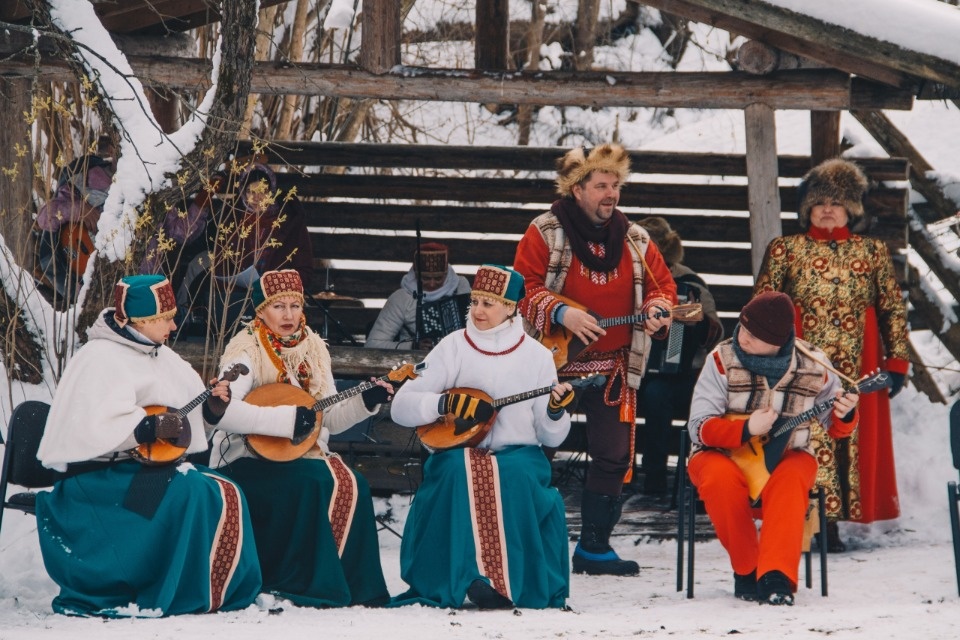  Изборск отмечал Масленицу с балалайками, плясками и мешком муки (ФОТО)