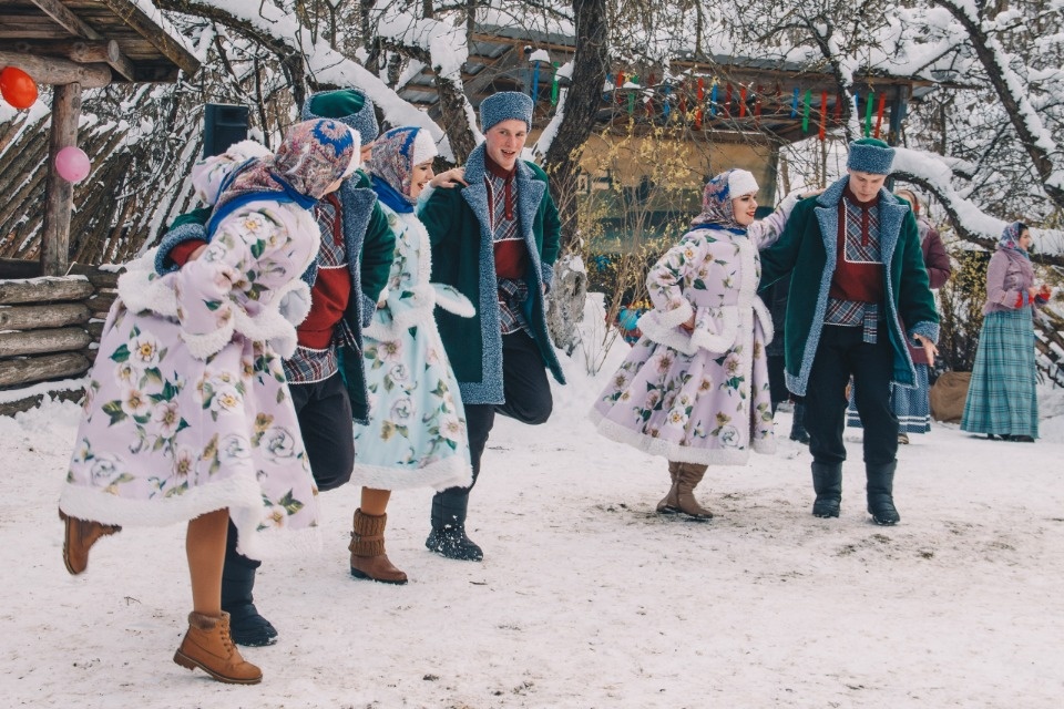  Изборск отмечал Масленицу с балалайками, плясками и мешком муки (ФОТО)